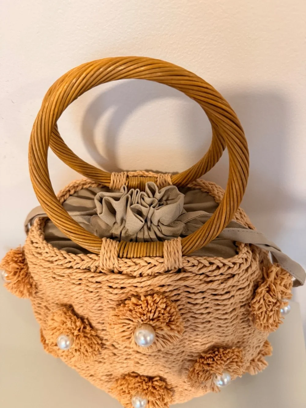 Adorable summer hand bag with pearl accents. Cinch top with tie. - Picture 4 of 7